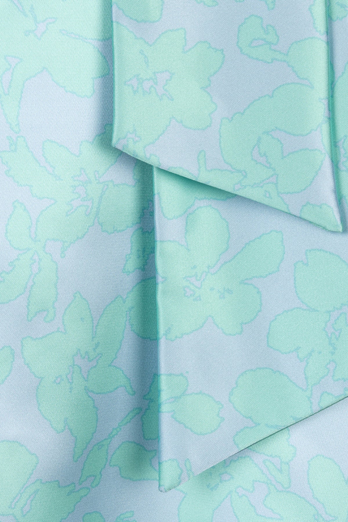 EsQualo jurk met knoopdetail en daglichtprint, stijlvolle en comfortabele damesjurk met bloemenmotief en losse pasvorm.