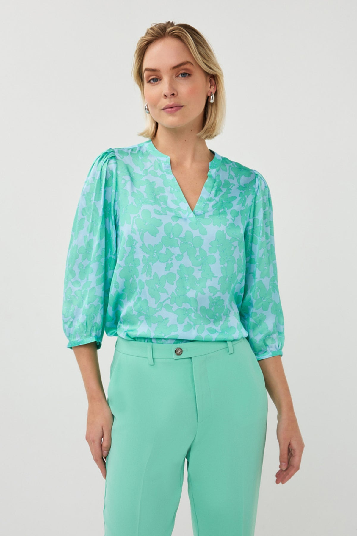 Blouse met V-hals en Daylight print van EsQualo, getoond in de afbeelding, met lange mouwen en een losvallende pasvorm.