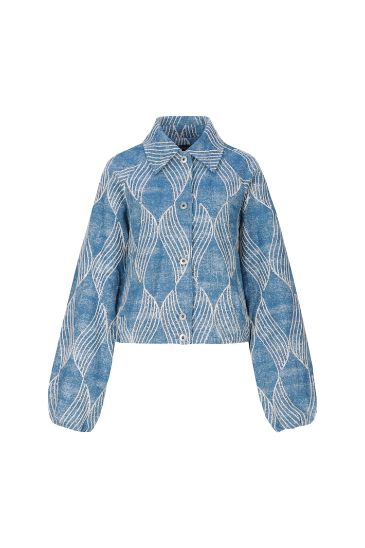 Lichte blauwe denim jas Zariah van G-maxx met knopen en zakken, gedragen door een model.
