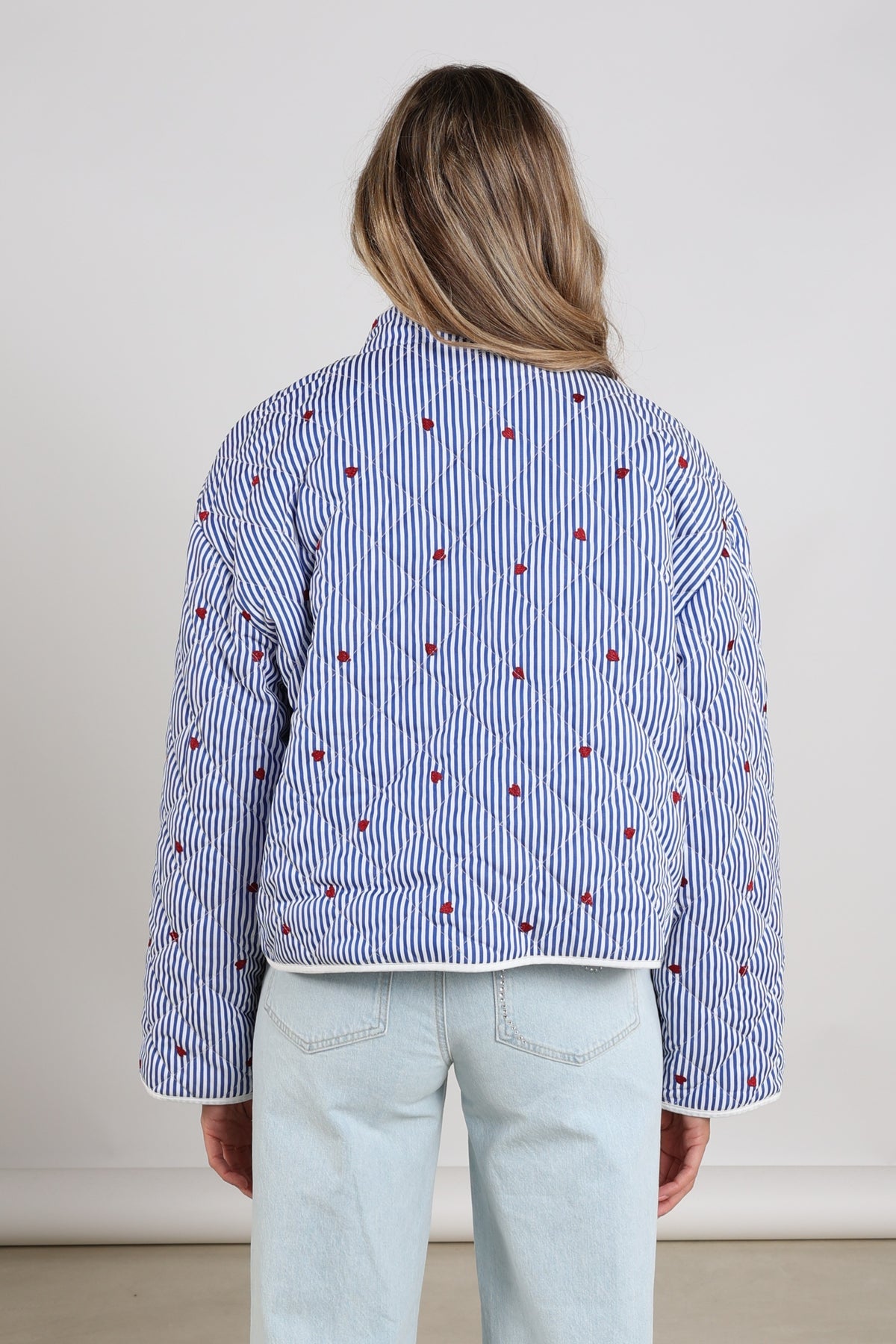Nukus June jas in navy met offwhite details, lichte jas met capuchon en ritssluiting, casual winterjas voor dames