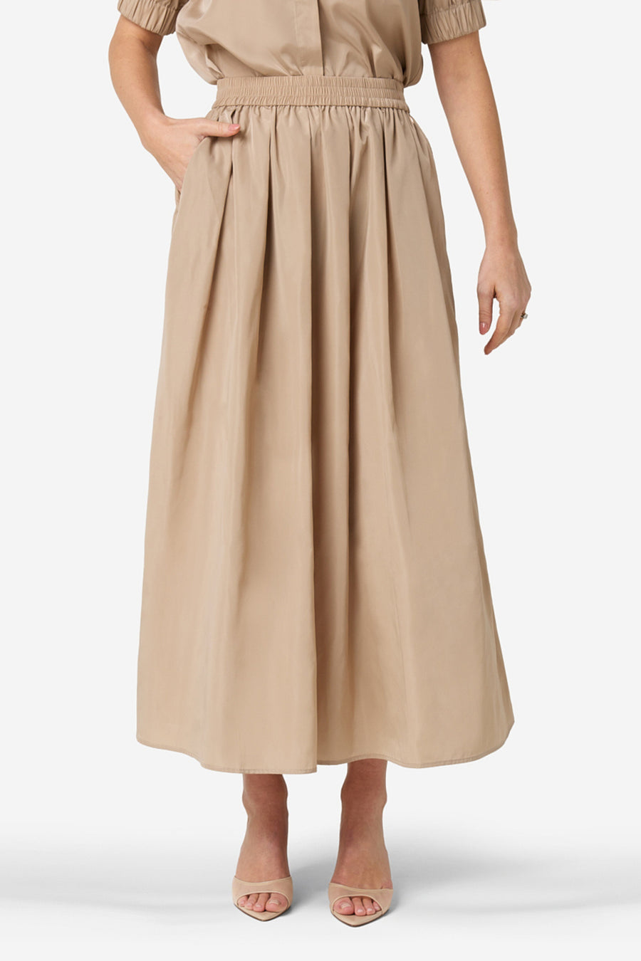 Ibana Sana Ostra beige rok met flowy stof en tailleband, getoond in een close-up van de afbeelding.