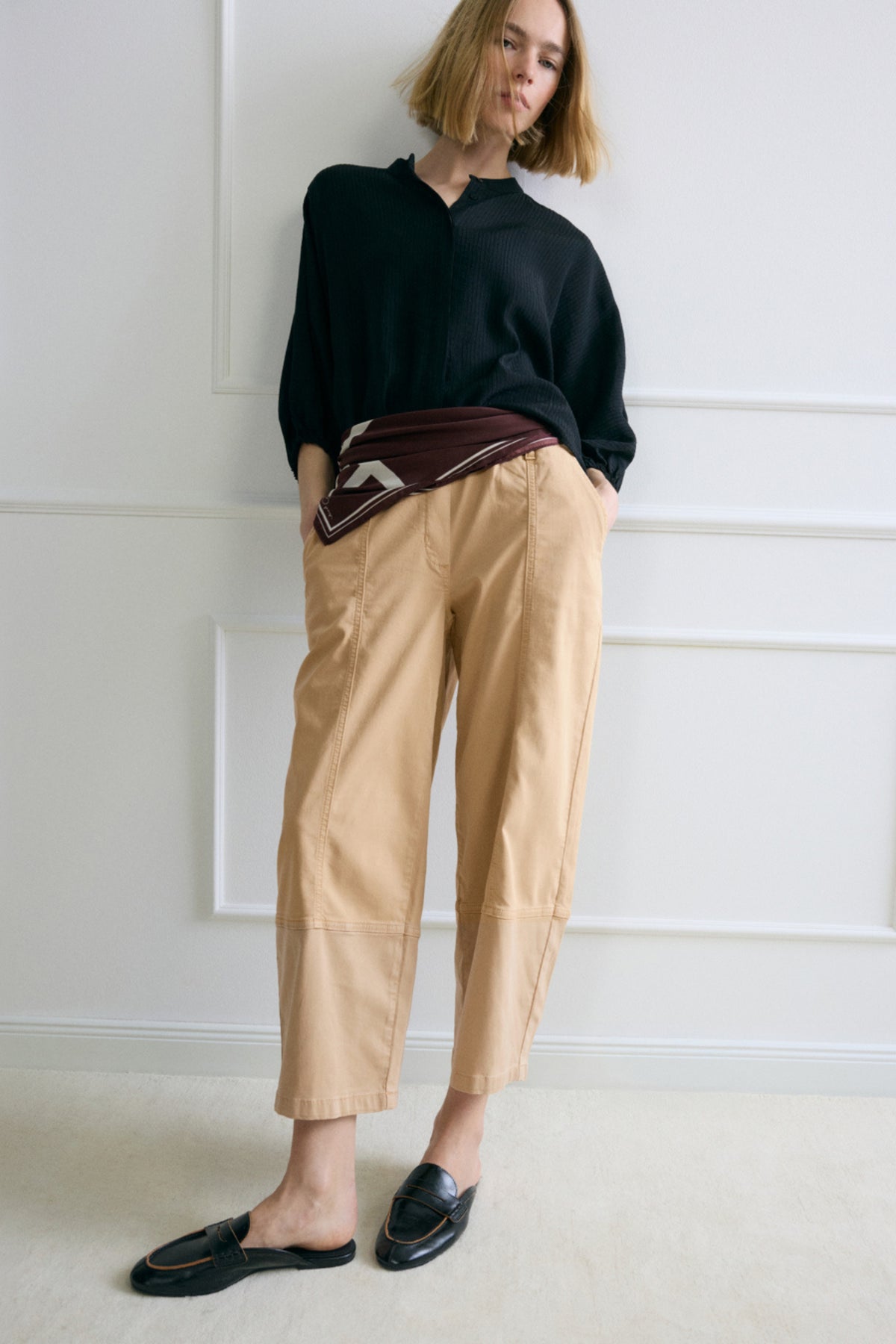 Zwarte Opus blouse Fylora met lange mouwen en losse pasvorm, zichtbaar op de afbeelding.