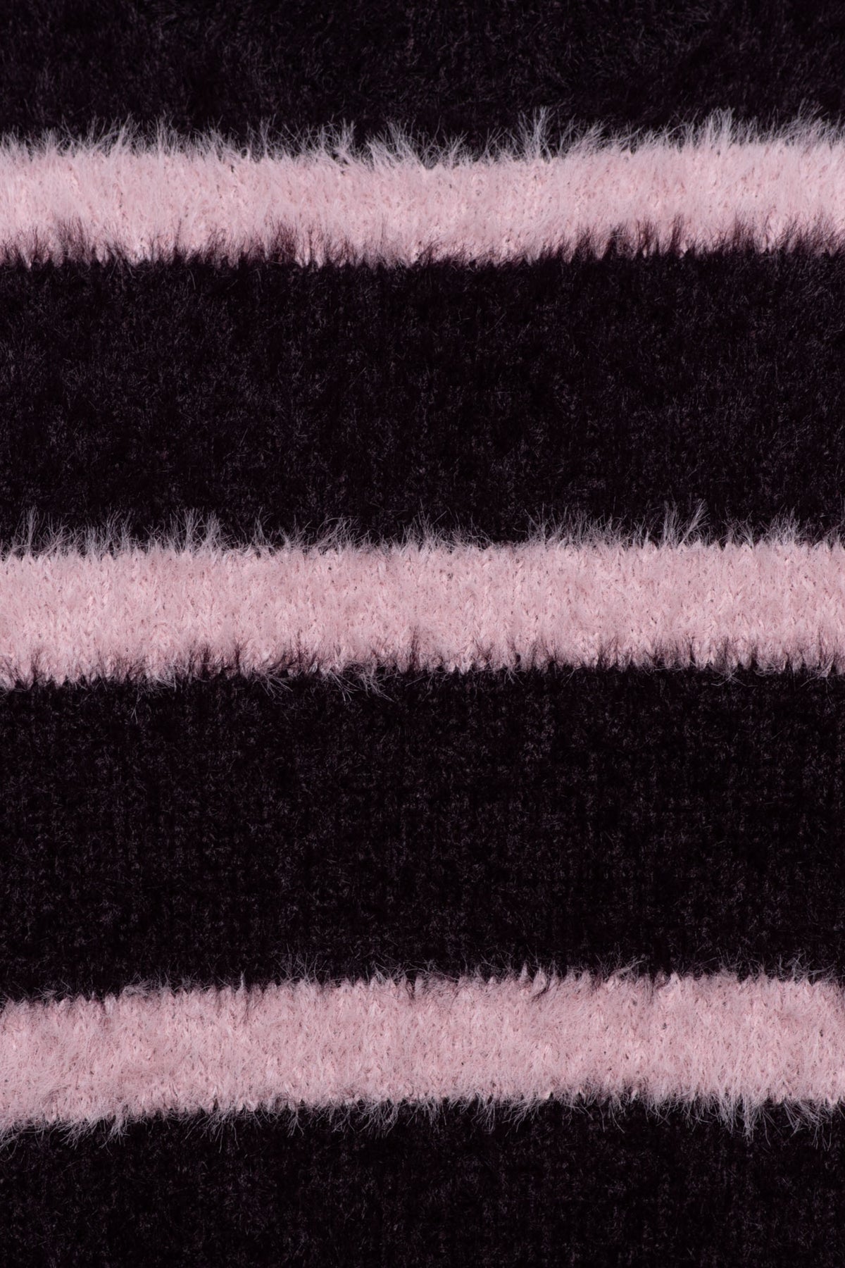 Donkerpaarse trui van &Co woman met balenpatroon en multi-kleuren details, zachte textuur, gedragen door een model.