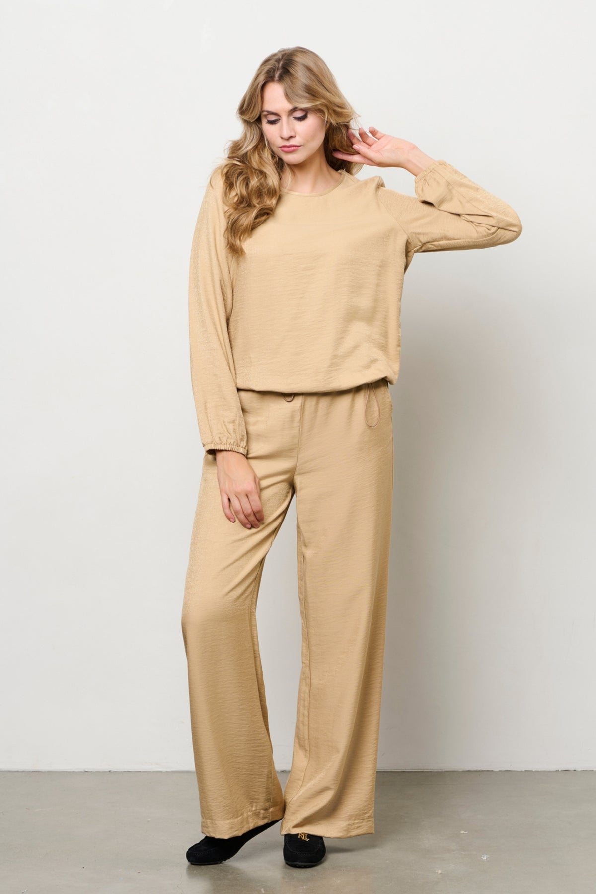 &Co woman Abelie Sunset PA410 broek in lichtgewicht stof met elegante pasvorm en modieuze kleur, zichtbaar op de afbeelding.