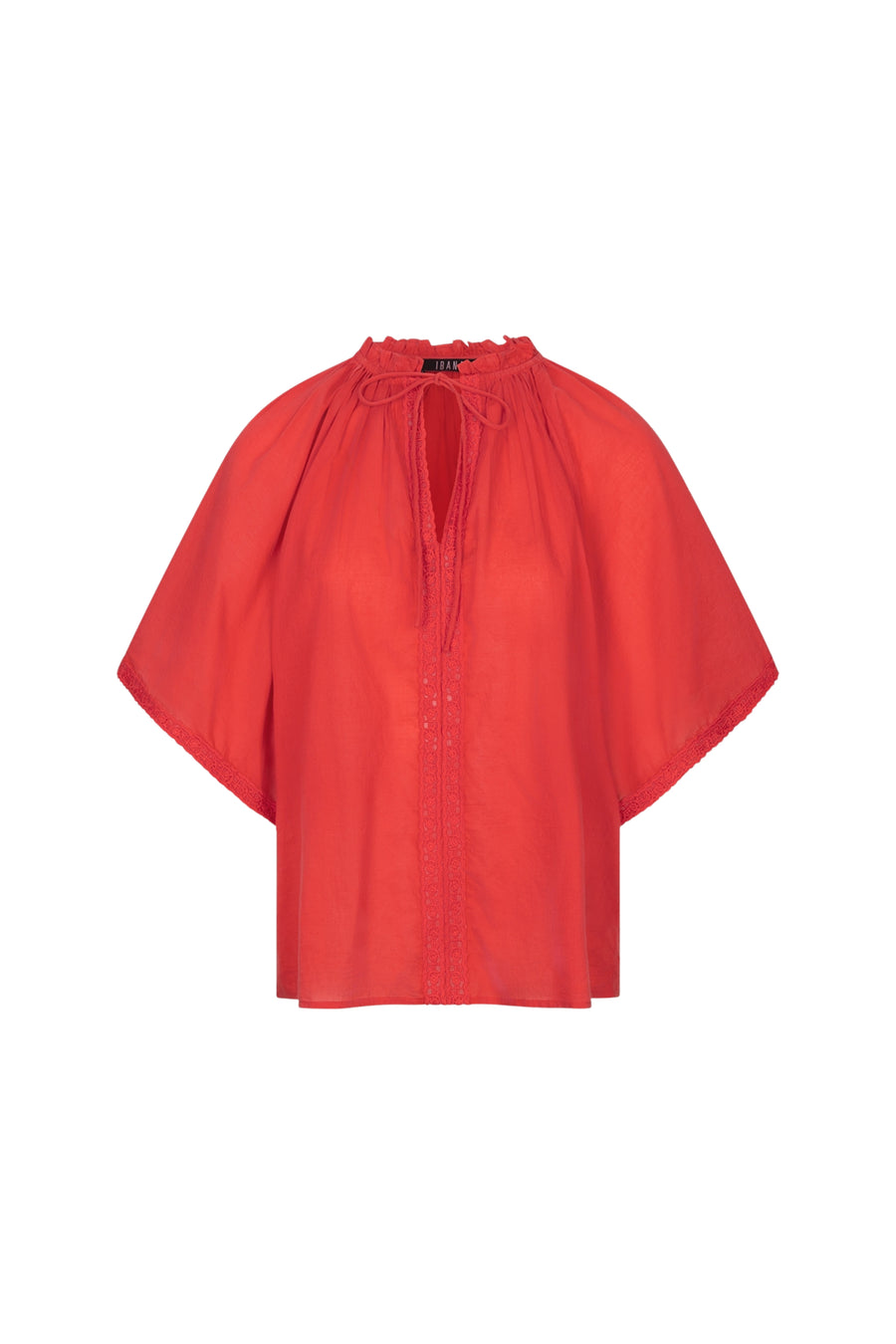 Ibana Top Tarina Rosa Coral, lichtroze en oranje top met bloemenprint, gedragen door een model.