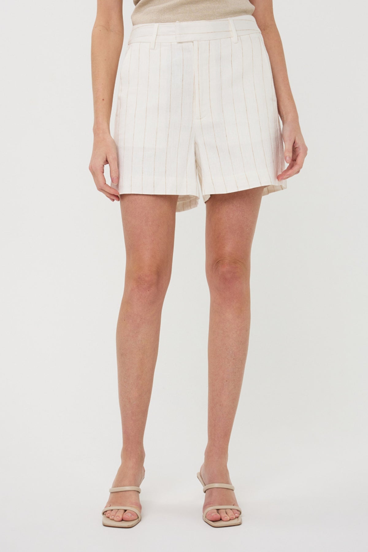 Linnen short met blauwe strepen en off-white kleur van EsQualo, geschikt voor zomerse gelegenheden.