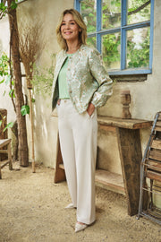 G-maxx Izabella Sand broek met rechte pasvorm en elastische taille, gedragen door een model.