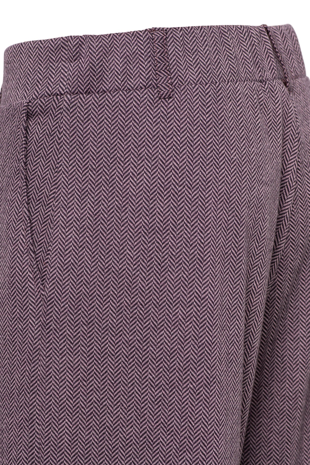 Donkere paarse herringbone broek Geniva van &Co woman met multi-kleuren details, getoond op een model.