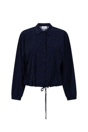Zoso Stacey navy reistasjacket voor reizen met capuchon en ritssluiting, geschikt voor comfortabel reizen.