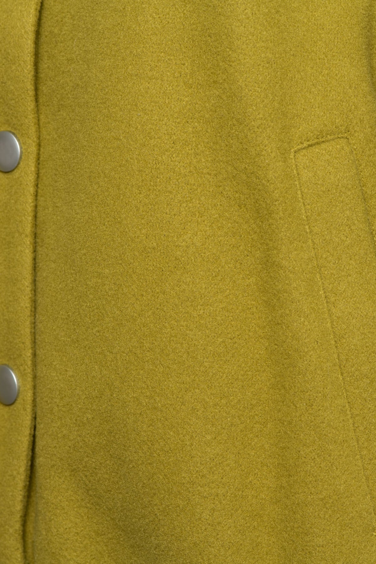 Olijfkleurige &Co Woman Jacket Carice Olive JA170 met capuchon en ritssluiting, gedragen door een model.