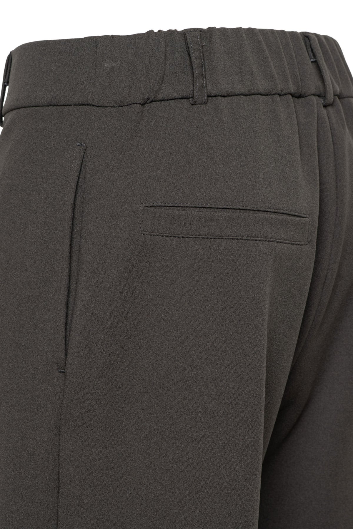 Zwarte broek Gabriella van &Co woman in donker kaki stof, rechte pasvorm en modieuze uitstraling.