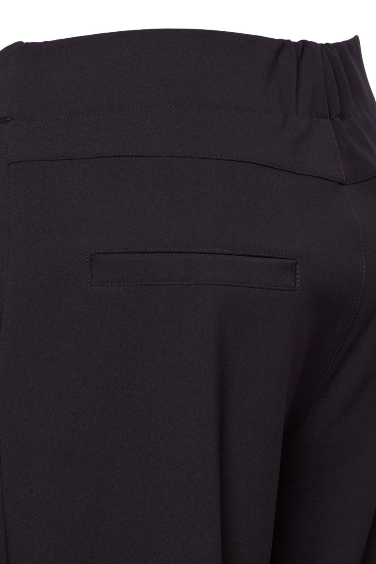 Dames reisbroek van &Co woman in diepe pruimkleur, comfortabele pasvorm en ruime zakken, geschikt voor reizen en casual draagstijl.