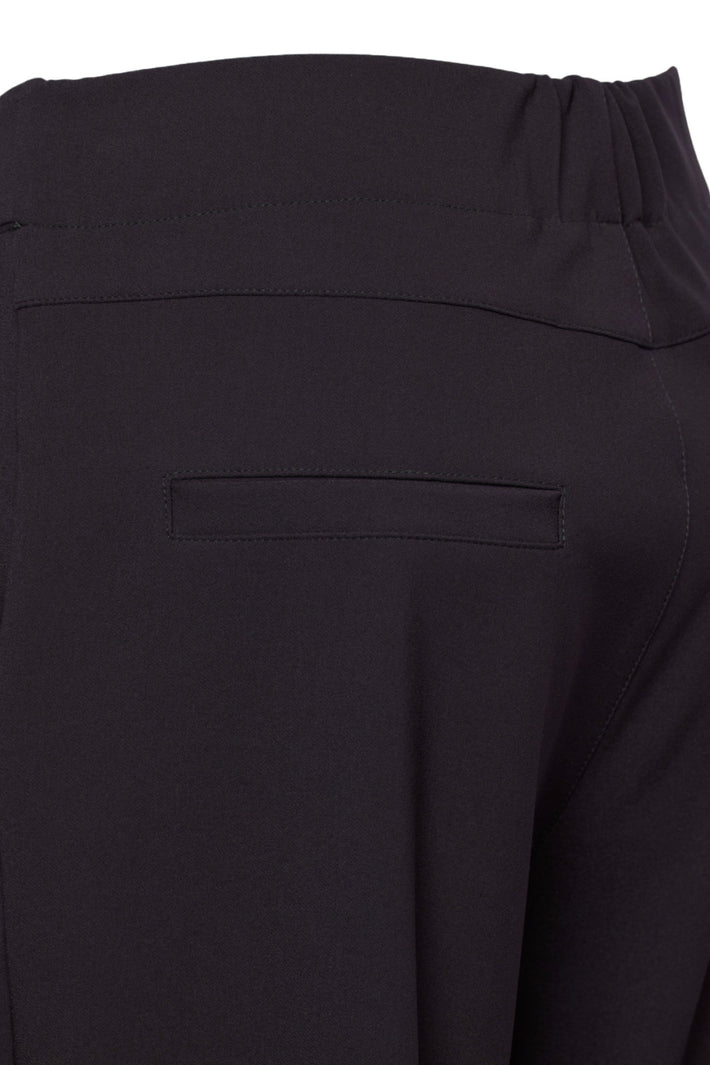 Dames reisbroek van &Co woman in diepe pruimkleur, comfortabele pasvorm en ruime zakken, geschikt voor reizen en casual draagstijl.