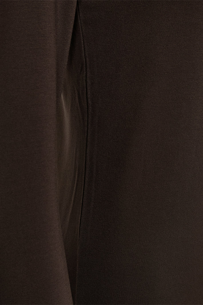 Vrijquent Fqliana Mole top in zwart met chique details, getoond in close-up op de afbeelding.