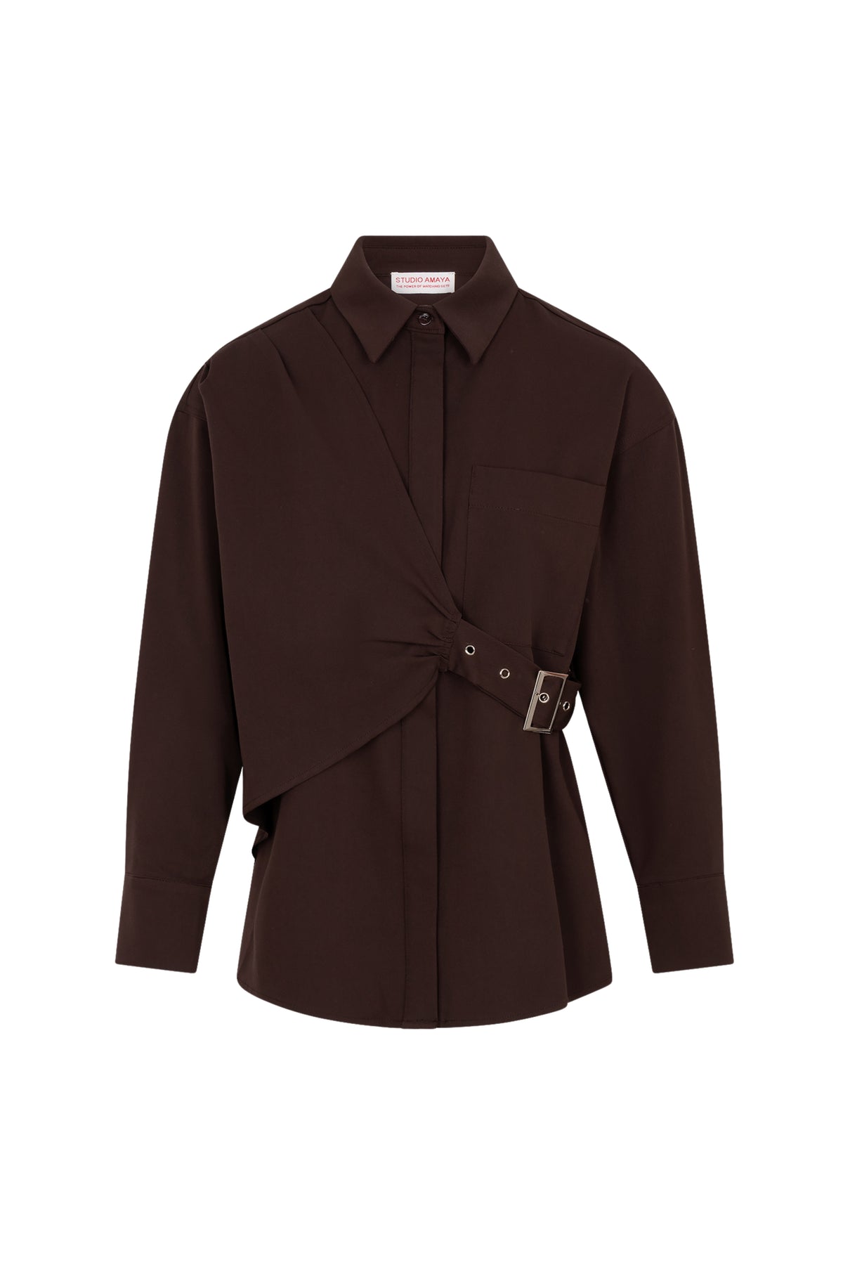 Bruine blouse van Studio Amaya met lichte, vloeiende stof en lange mouwen, gedragen door een model.