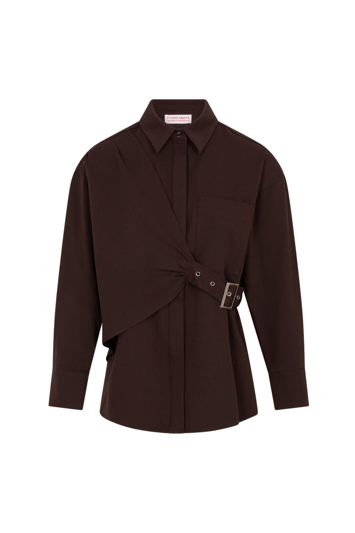 Bruine blouse van Studio Amaya met lichte, vloeiende stof en lange mouwen, gedragen door een model.