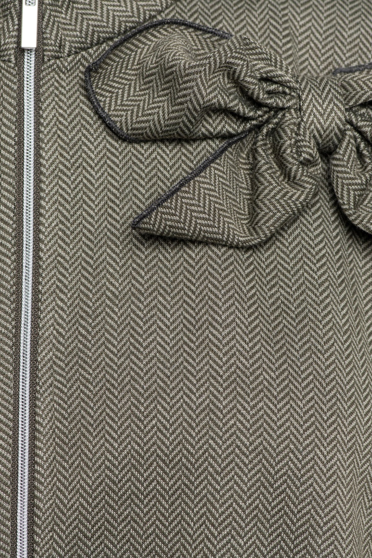 &Co woman Cora Herringbone donker kaki multi jas met stoffen details en knopen, stijlvolle damesjacket in close-up.