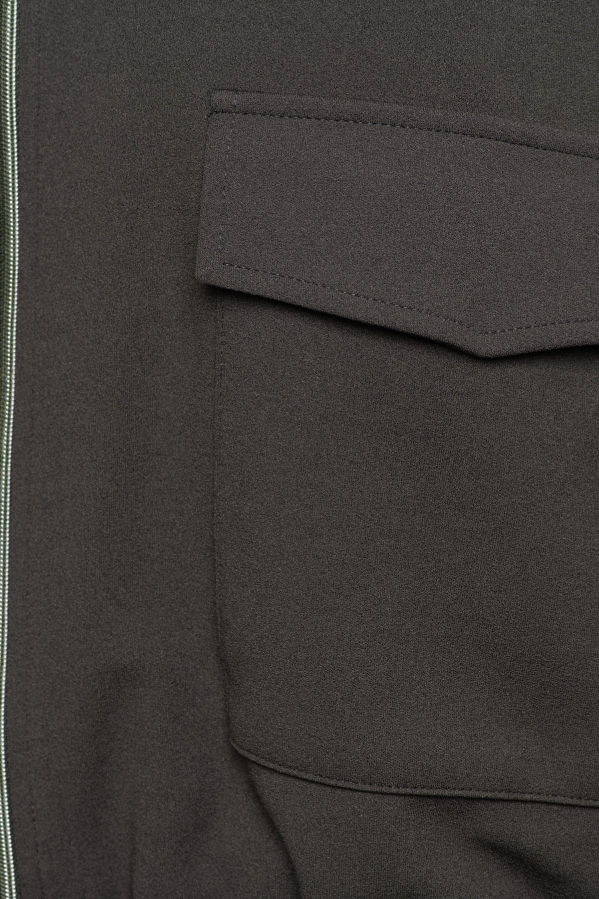 Donker kaki &Co Woman Ginger jas JA172 met capuchon en ritssluiting, close-up van de stof en details