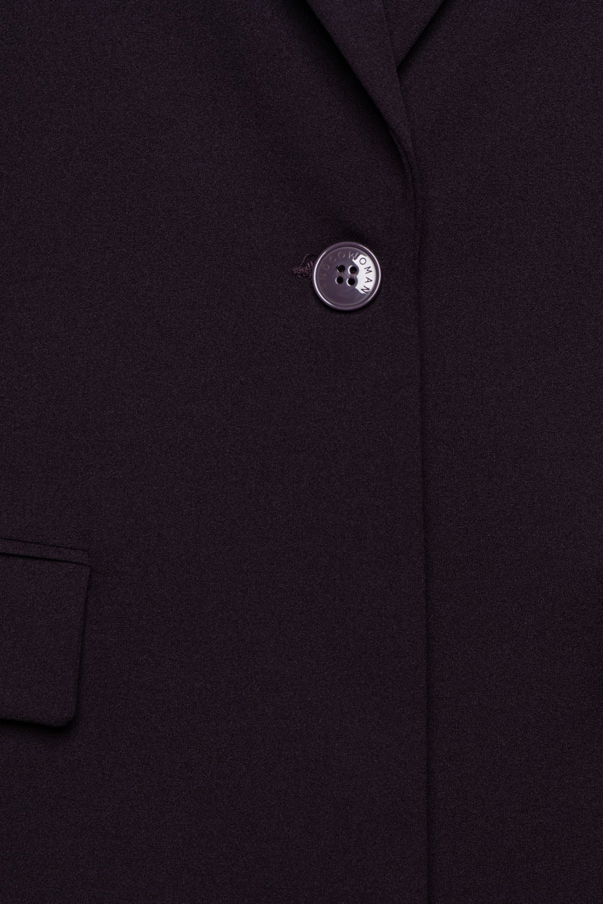 Donkerpaarse blazer Glennis van &Co woman, getailleerd met knopen en revers, gedragen door een model.