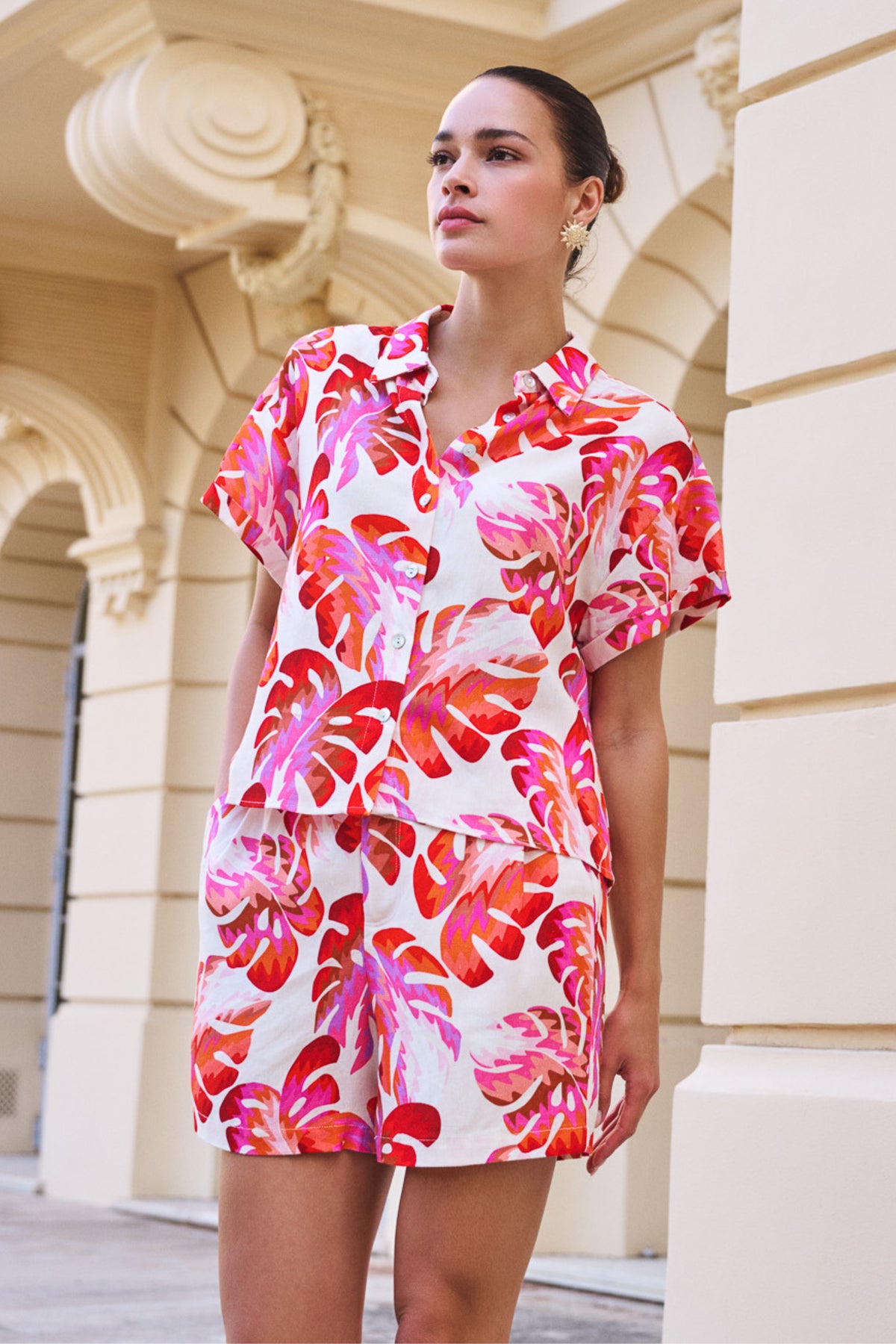EsQualo korte blouse Wonders Print HS26.10207 met kleurrijk bloemenpatroon en losvallende pasvorm, geschikt voor casual en zomer.