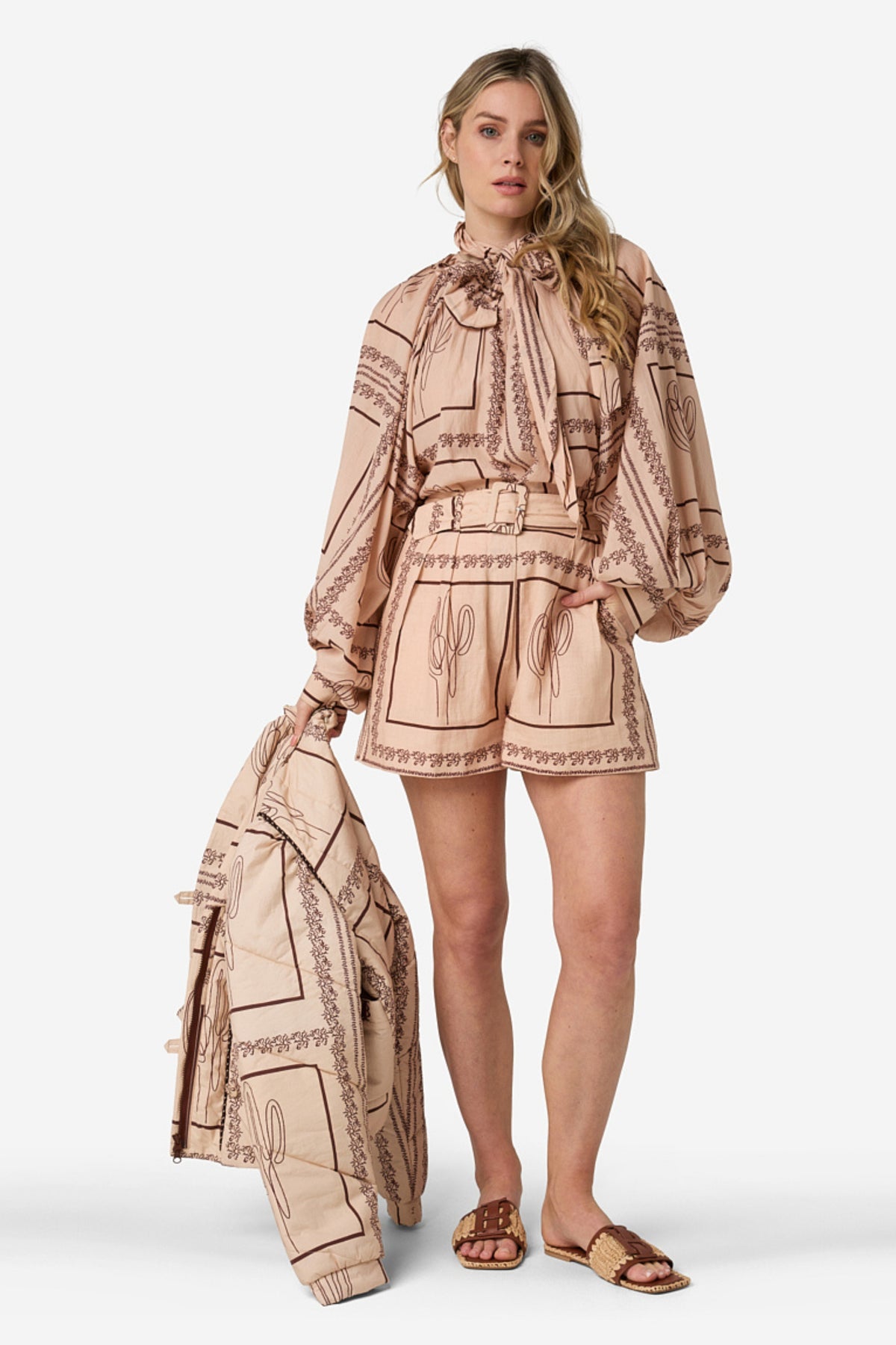 Ibana Short Serina Desert Ventana, lichtbruine korte broek met decoratieve details en comfortabele pasvorm.