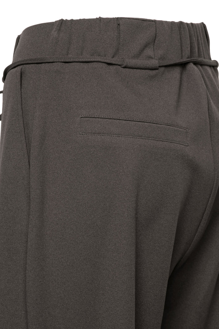 Donker kaki broek Grace van &Co woman, stevige pasvorm en stijlvolle look, zichtbaar op de afbeelding.