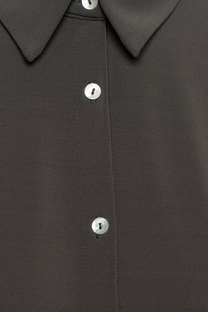 &Co woman Lotus Dark Khaki blouse met lange mouwen en knoopsluiting, gedragen door een model.