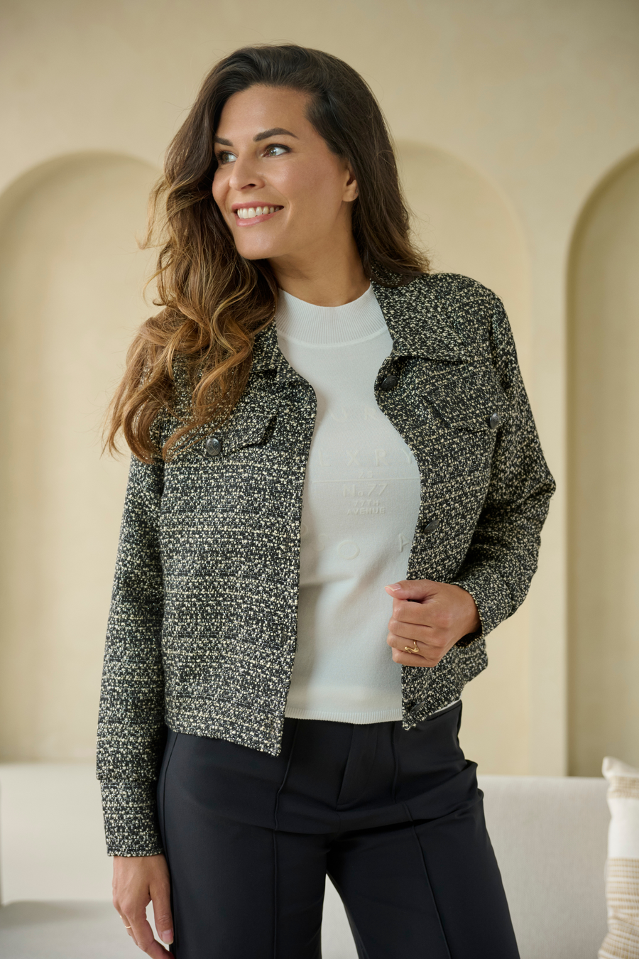 Zoso Kate Black Gold jas met gouden details en comfortabele pasvorm, zichtbaar op de afbeelding.