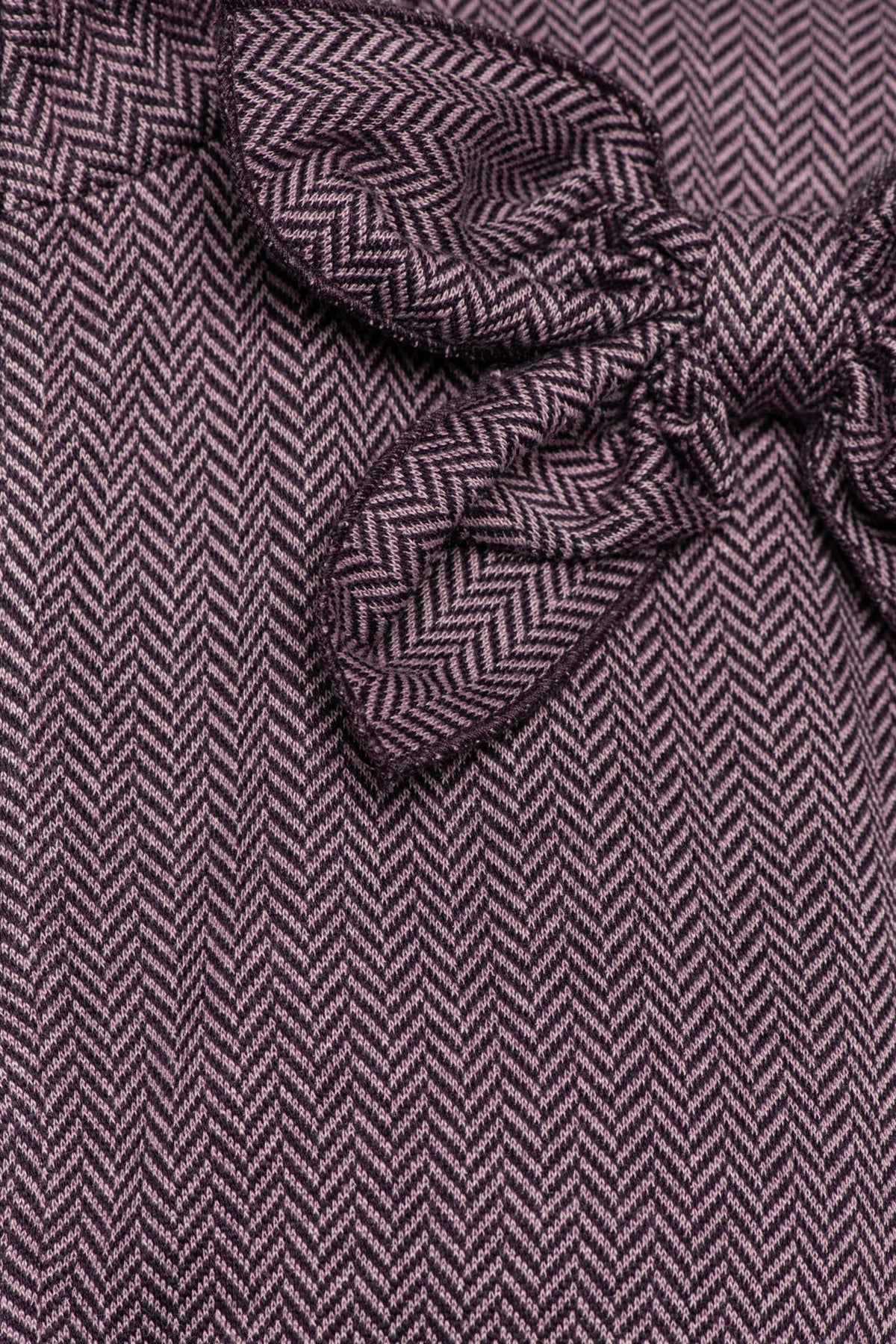 &Co woman Cora herringbone jas in dieppaarse kleur met multi-prints, getoond op een model.