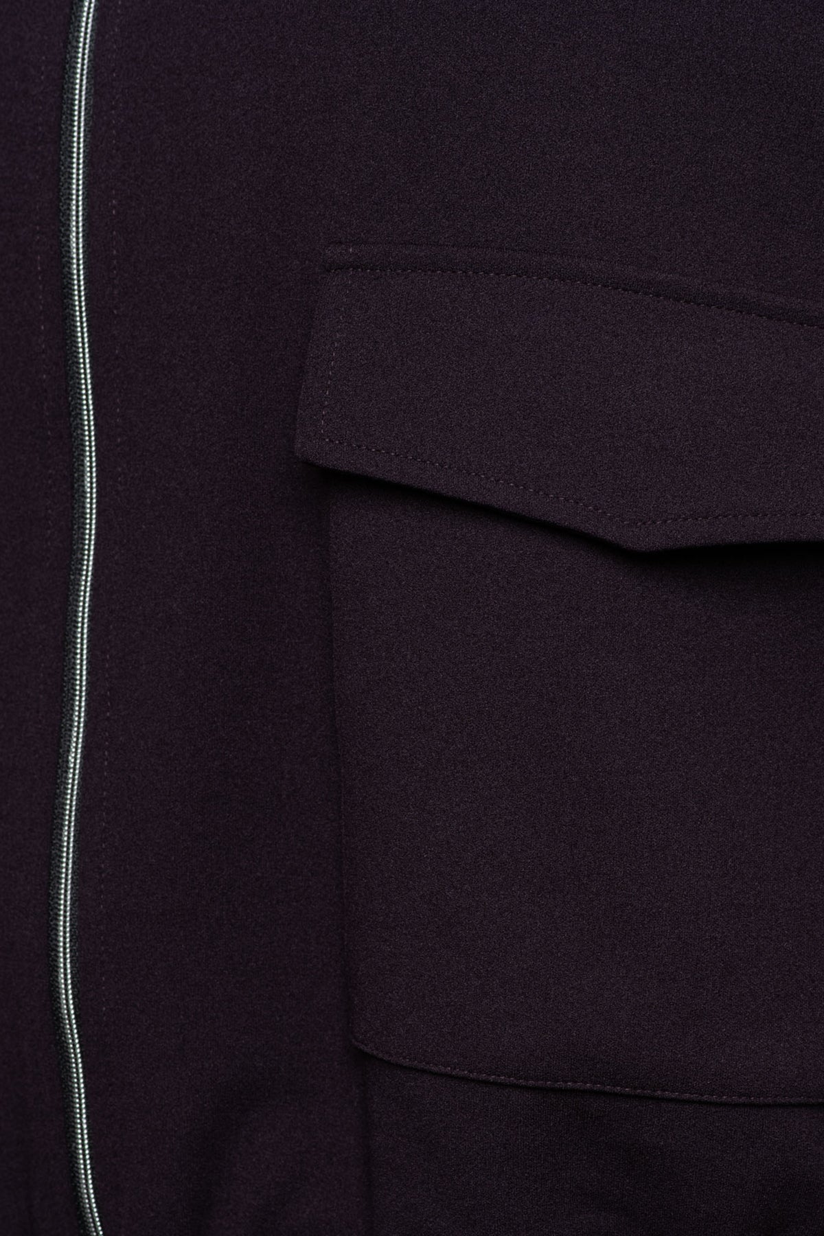 Lichte damesjas Ginger Deep Plum van &Co woman met lange mouwen en rits, in een diep paarse kleur.