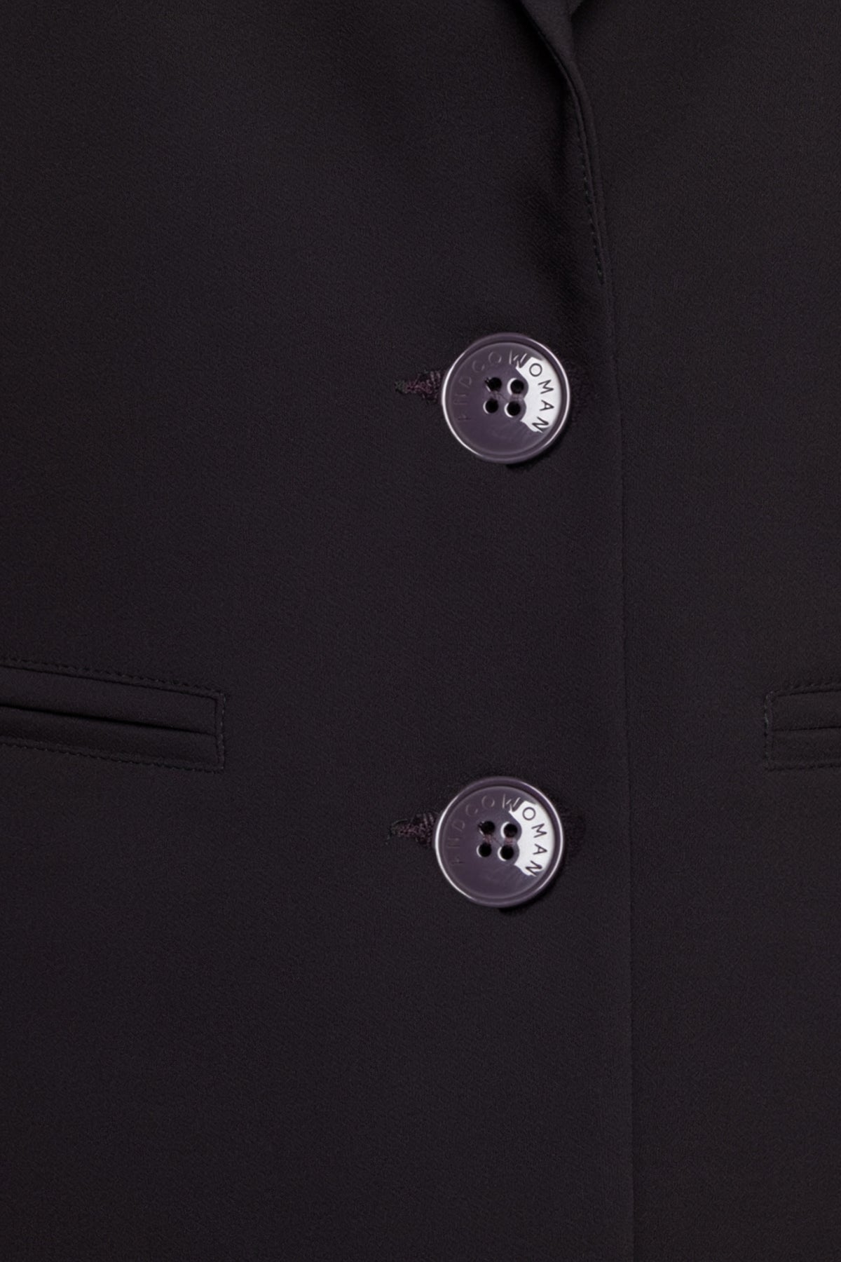 Donkere paarse &Co woman Heavy Travel blazer Phileine in diepe plum kleur, getoond op model met knoopsluiting en reverskraag.