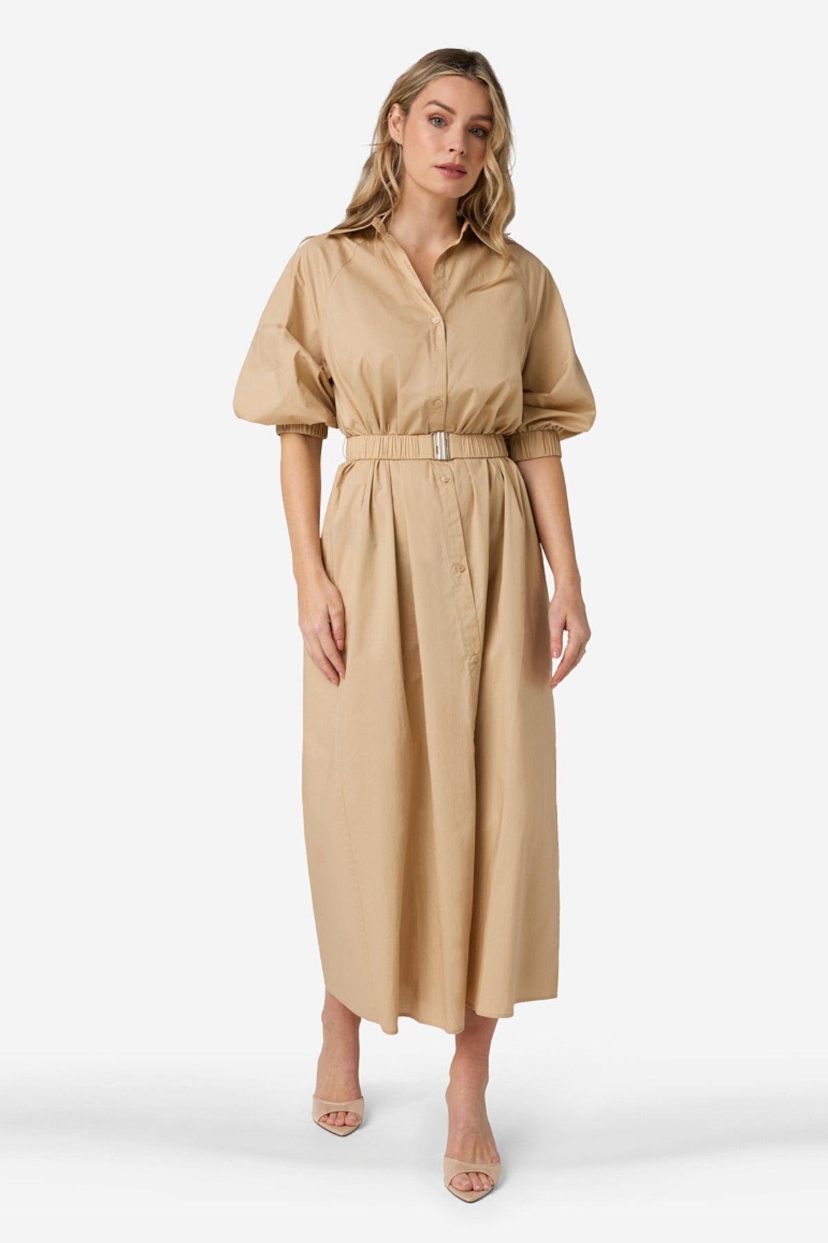 Ibana Jurk Danique Ostra in beige met losse pasvorm en lange mouwen, perfect voor een chique en elegante uitstraling