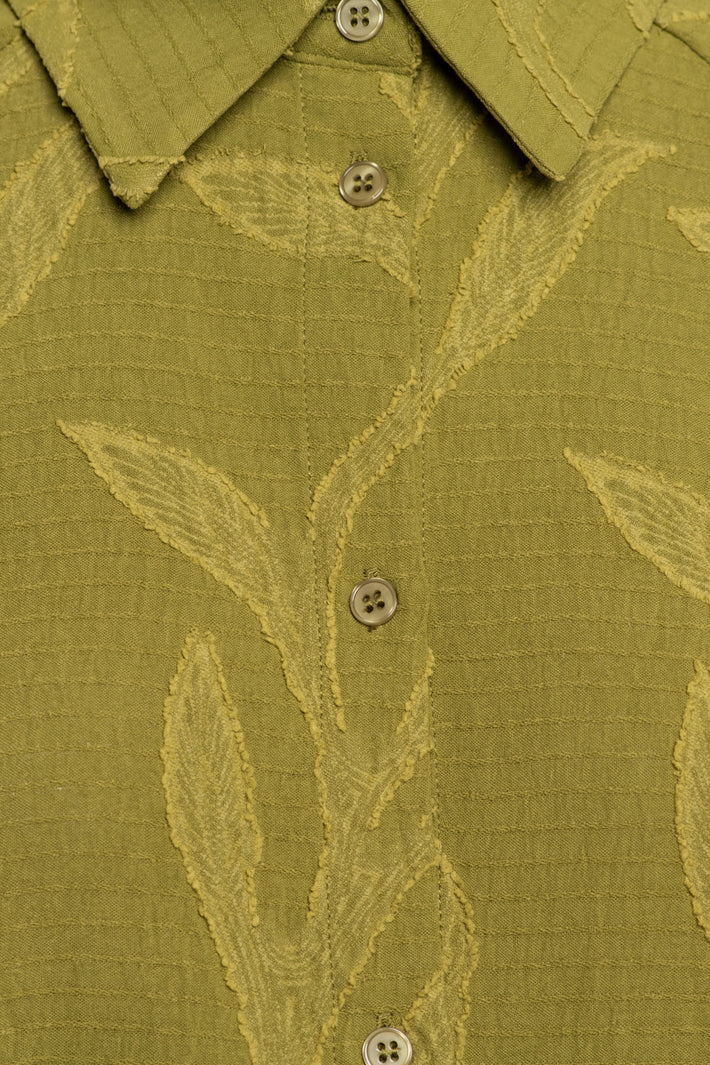 Olijfgroene blouse Wina Olive BL465 van &Co woman, getailleerd model met lange mouwen en knoopsluiting, zichtbaar in de afbeelding.