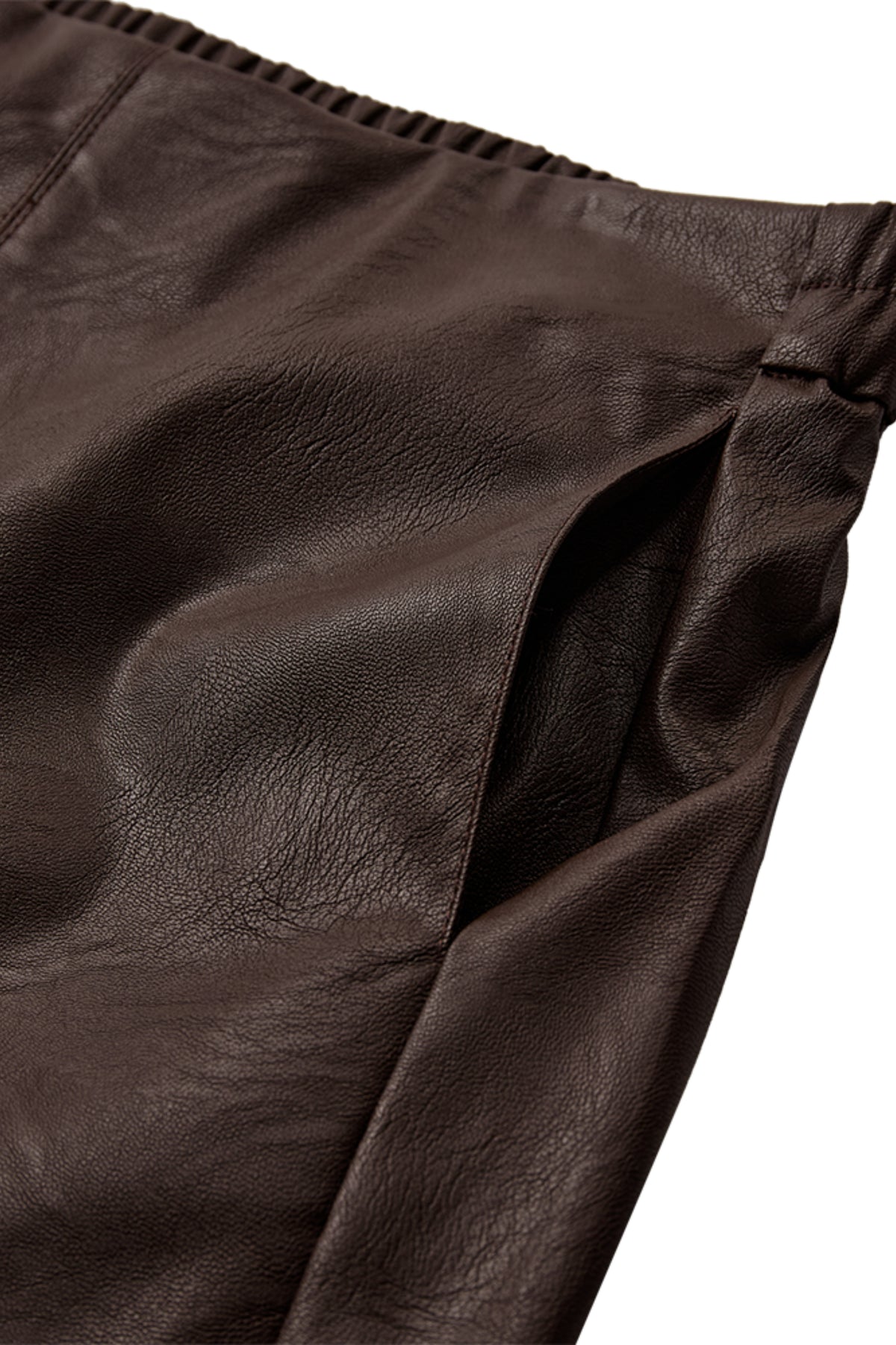 Lange Fqharley Mole rok van Freequent met bloemenprint en elastische taille, gedragen door een model.