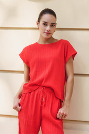 EsQualo Top Fancy Crinkle in rood, stijlvolle blouse met crinkle textuur, modieus en elegant voor dames.