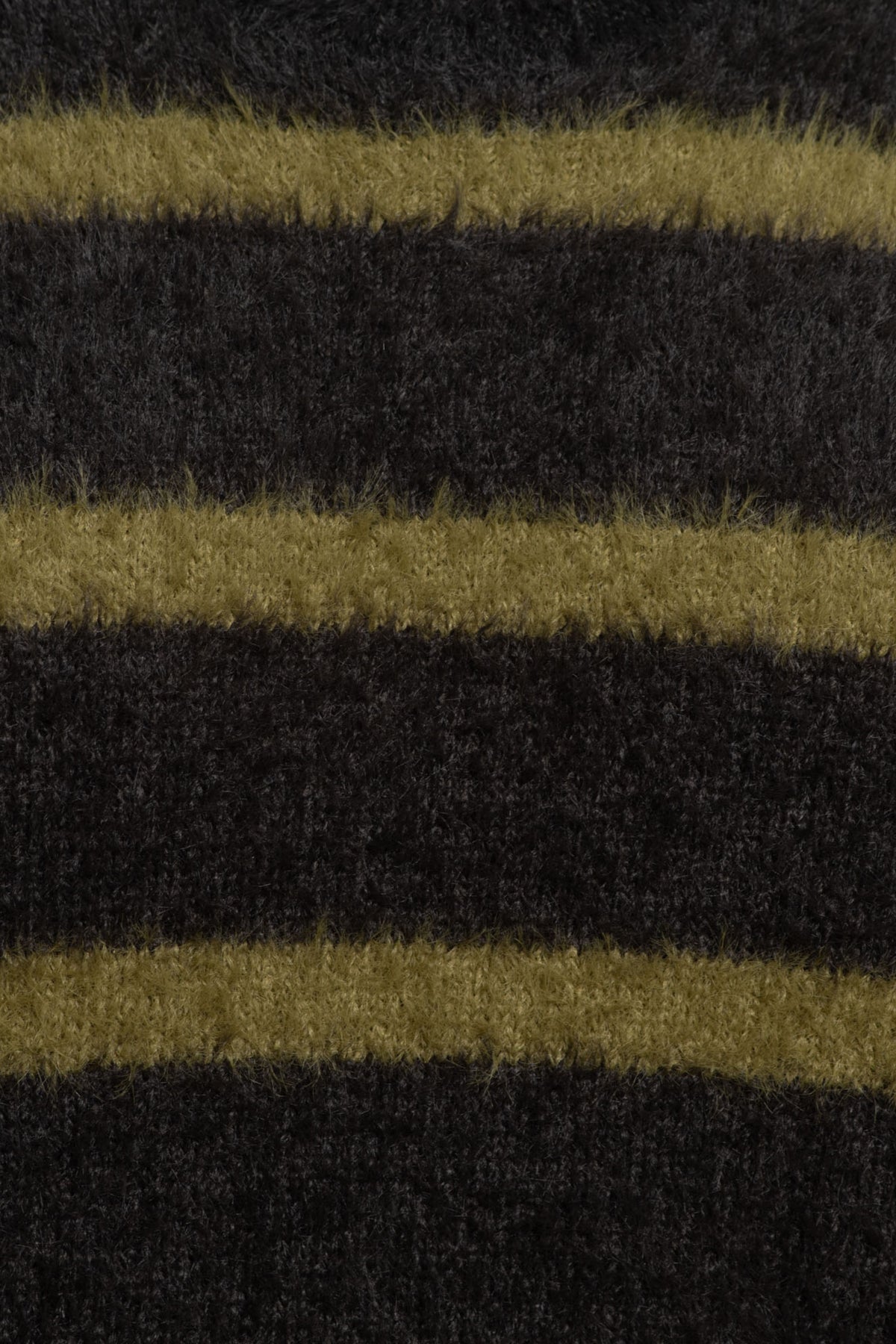 Donkere kaki multicolore trui van &Co woman met balenpatroon, zachte textuur en comfortabele pasvorm.