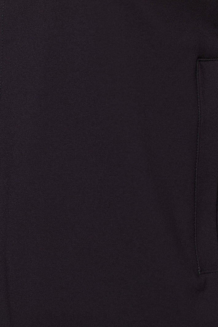 Donkerpaarse &Co woman Ginni jas in deep plum met zachte stof en stijlvolle pasvorm, zichtbaar op de afbeelding.