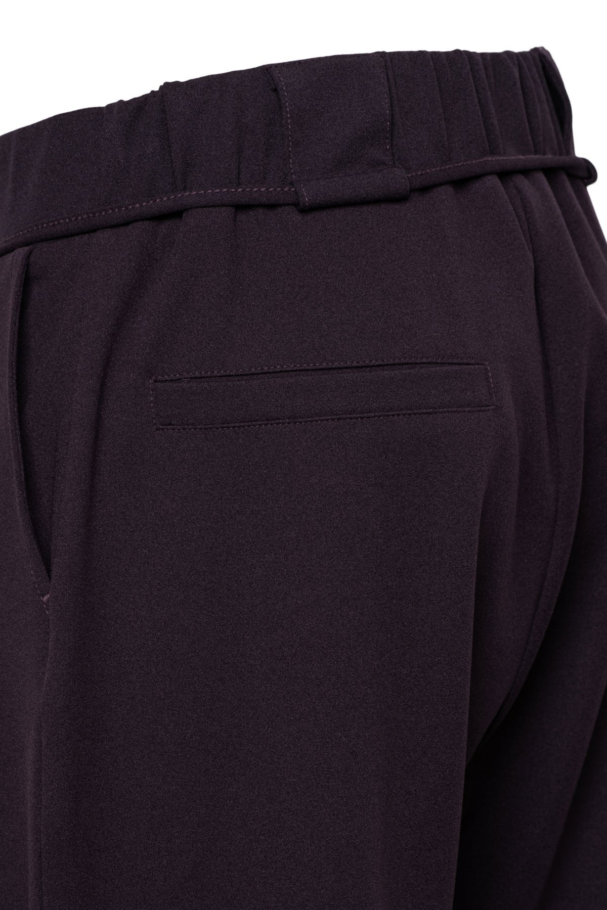 Diepe paarse broek Grace van &Co woman, modieus en comfortabel, met een flatterende pasvorm en elastische taille.