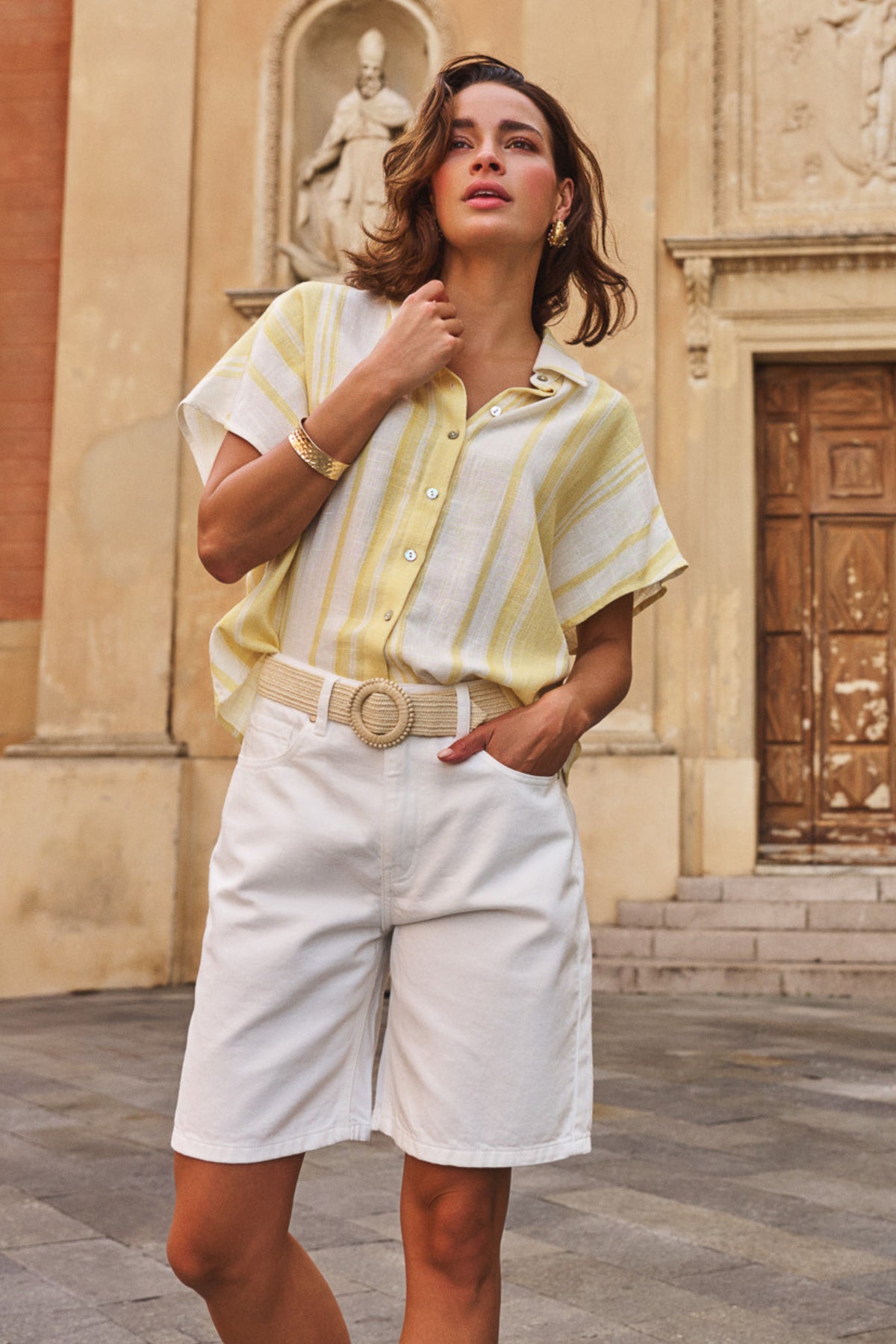 Offwhite linnen blouse van EsQualo met korte mouwen en gele strepen, losvallend en lichtgewicht voor zomerse dagen.