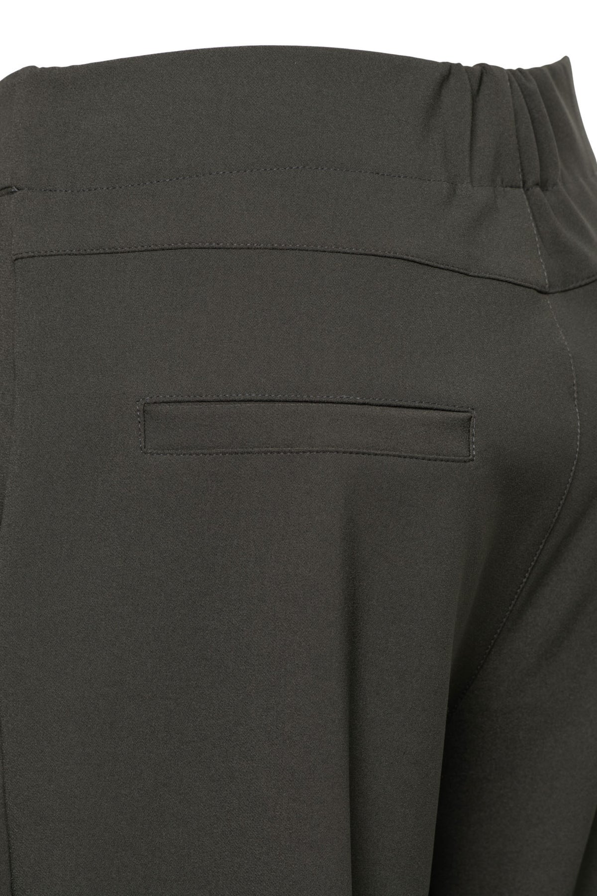 Donkere kaki Heavy Travel Broek van &Co woman, stevige reisbroek met praktische pasvorm, zichtbaar in de afbeelding.