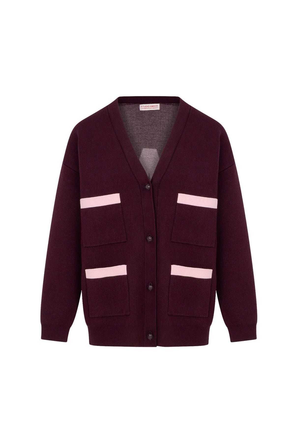 Studio Amaya Veya Bordeaux vest in zachte stof met ronde hals en lange mouwen, gedragen door een persoon, close-up detail.