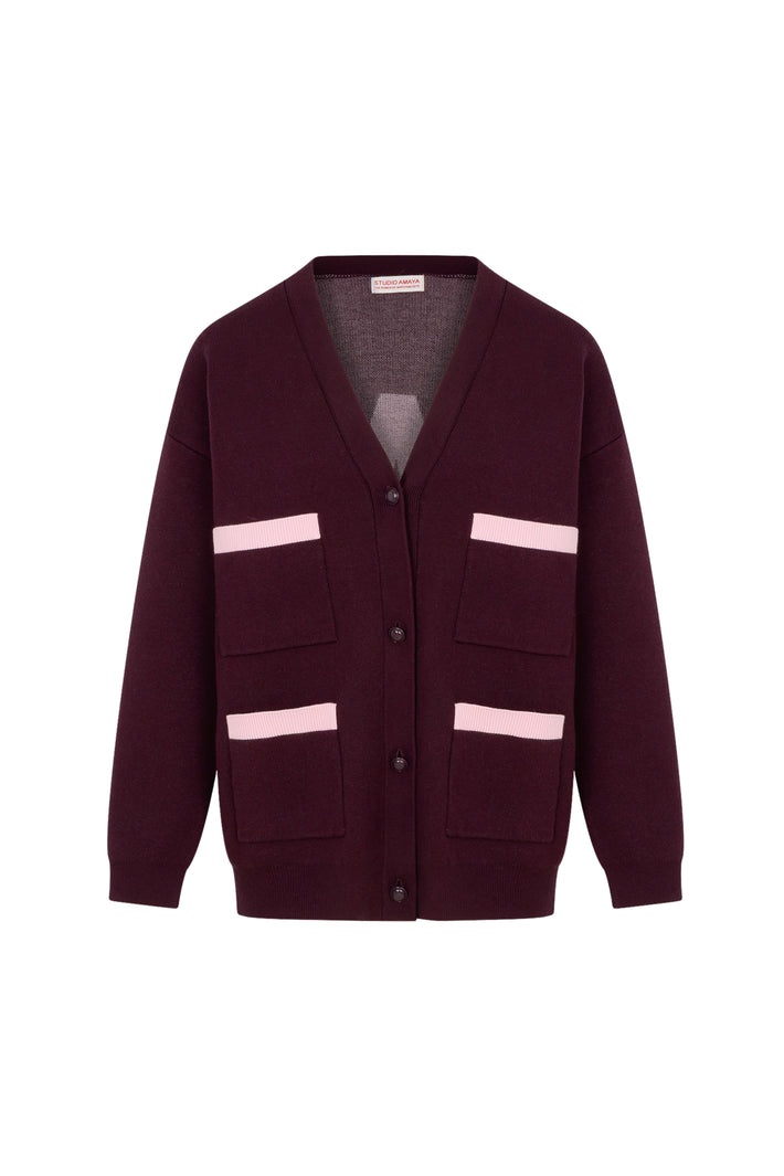 Studio Amaya Veya Bordeaux vest in zachte stof met ronde hals en lange mouwen, gedragen door een persoon, close-up detail.