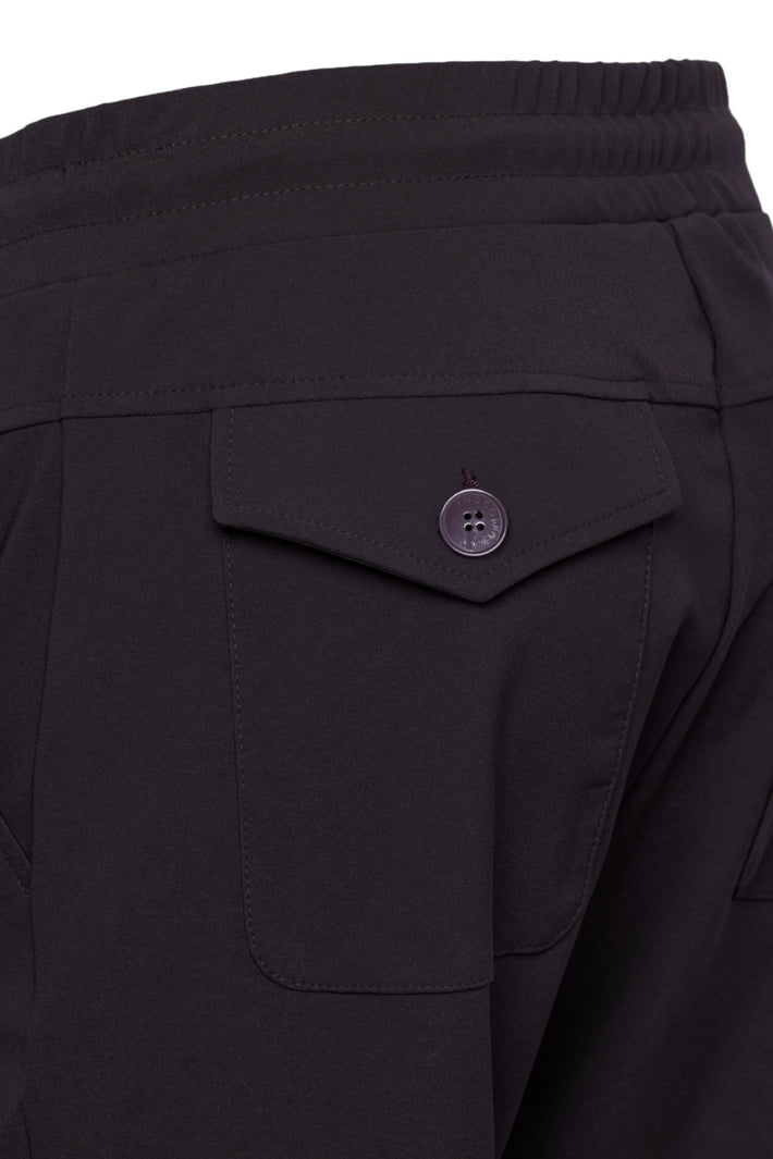 Donkere paarse heavy travel broek Penny van &Co Woman, comfortabel en stijlvol voor reizen en dagelijks gebruik.