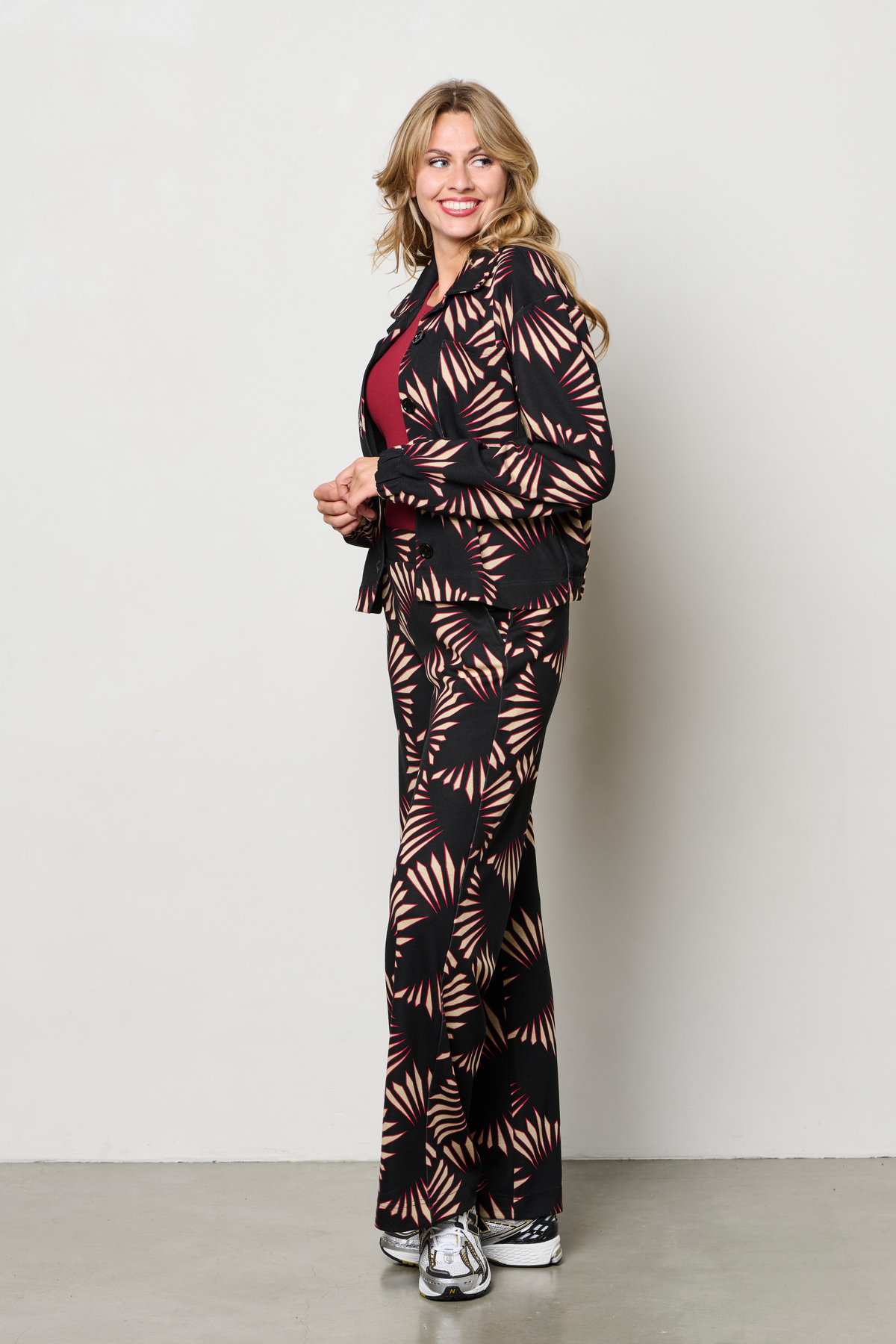 Donkerblauwe &Co woman Dawn Graphic broek met kleurrijk grafisch patroon en comfortabele pasvorm.
