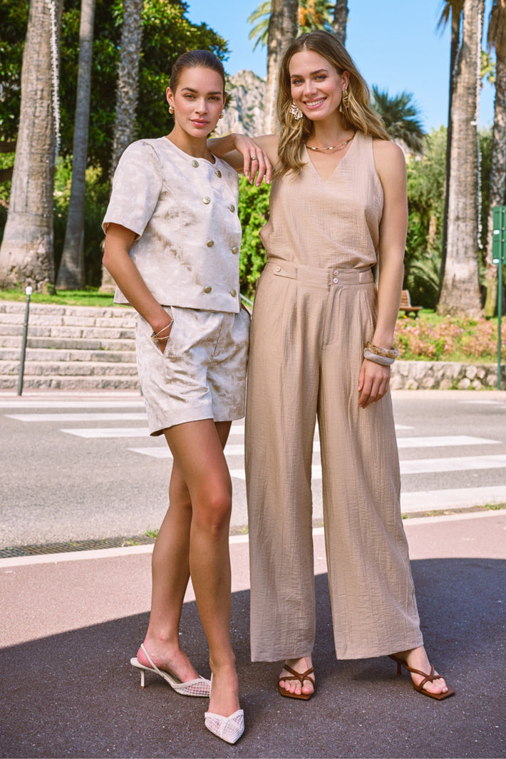 Lichte crinkle wide leg broek van EsQualo in zandkleur, relaxte pasvorm en stijlvolle uitstraling, perfect voor casual en chique gelegenheden.