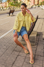 Blauwe denim short Bermuda jeans van EsQualo met rechte snit en casual stijl, gelegen op een witte achtergrond.