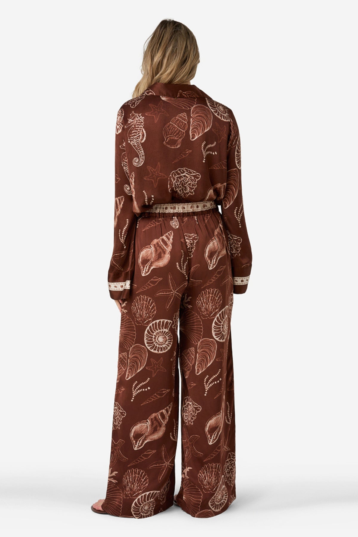 Ibana Piero Shell Marron broek met rechte snit en elastische taille, zichtbaar op de foto.