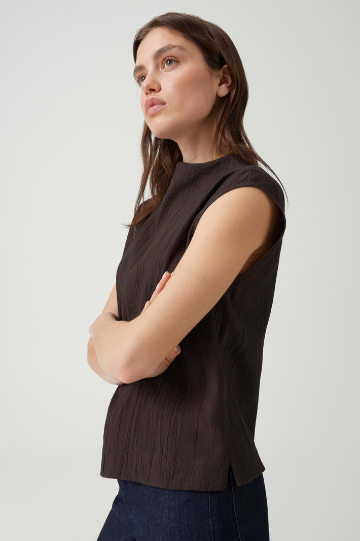 Lichte Focy Affogato blouse van Opus met lange mouwen en ronde hals, gedragen door een model, close-up van de stof en pasvorm.
