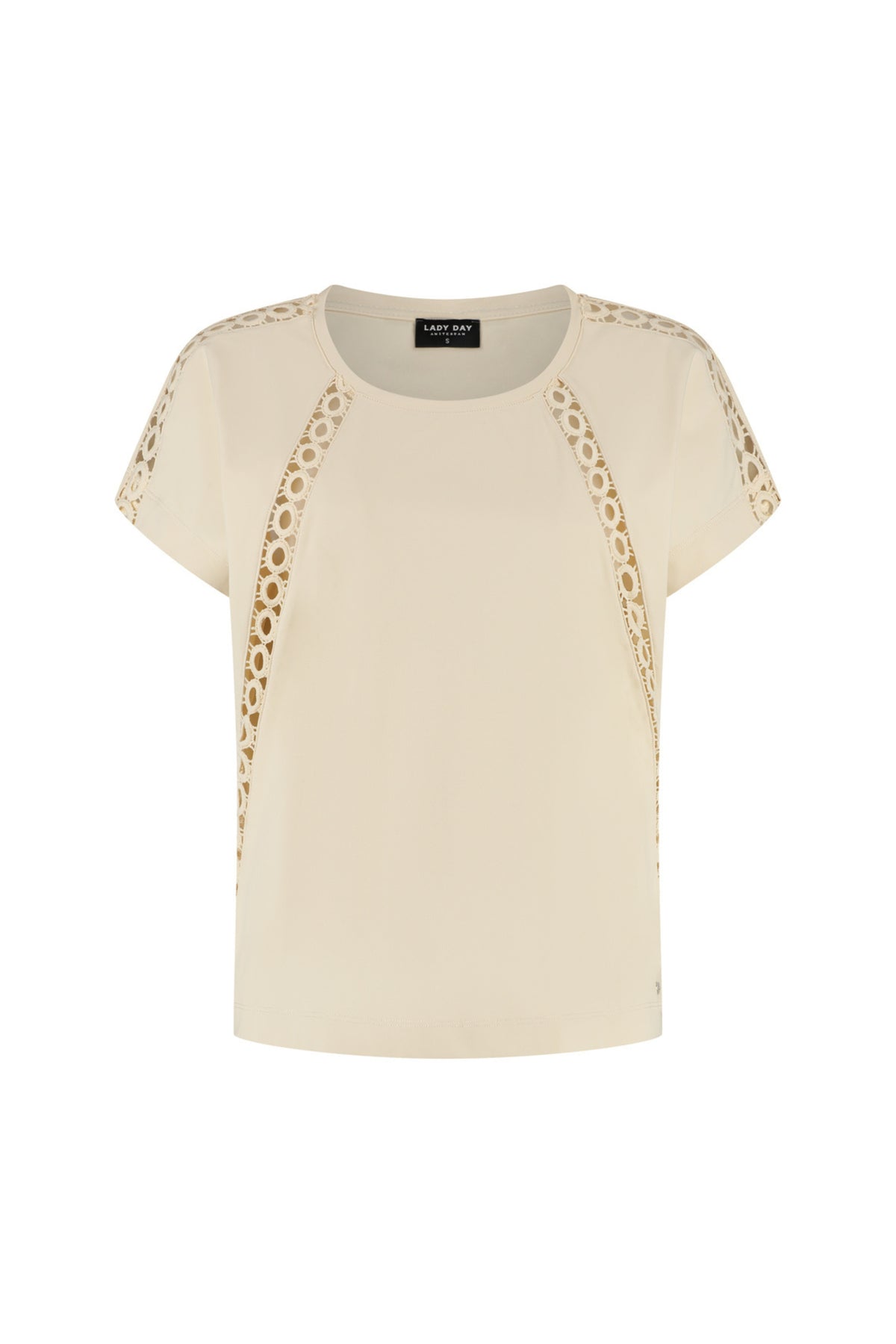 Lady Day Travel Top Lillian in crème, close-up van de zachte stof en stijlvolle pasvorm, geschikt voor reizen en casual draagstijl.
