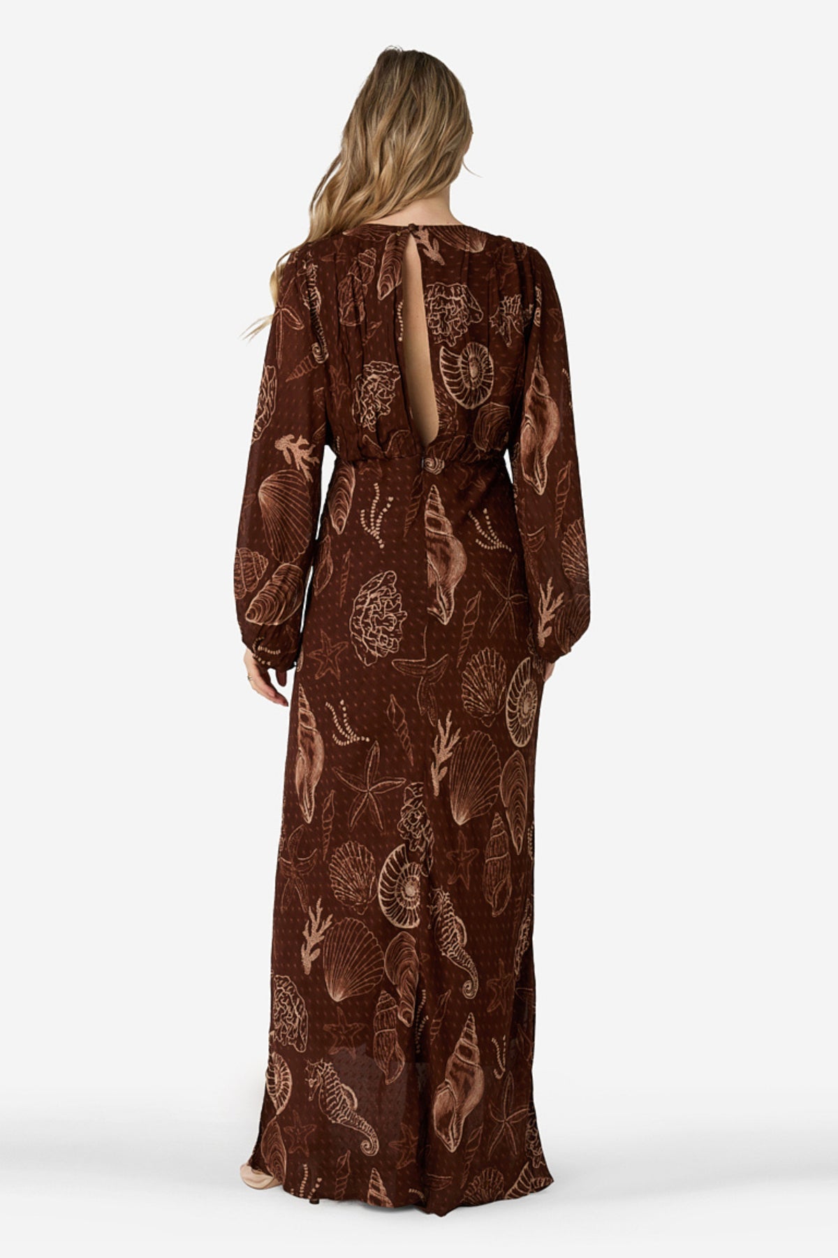 Ibana Danoli Shell marron jurk met bloemenprint, lange mouwen en losse pasvorm op een model.